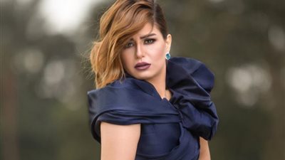 منة فضالى تظهر بصور جريئة على الشاطئ