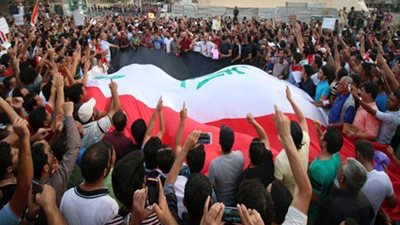 متظاهرو مدينة النجف العراقية يقتحمون مطار المدينة احتجاجاً على تردي الخدمات 