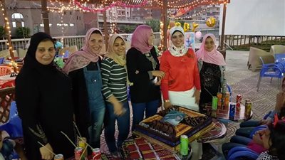 صور| سيدة تقيم حفل 