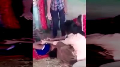 فيديو| اعتداء أشخاص على امرأة بطريقة وحشية امام ابنتها