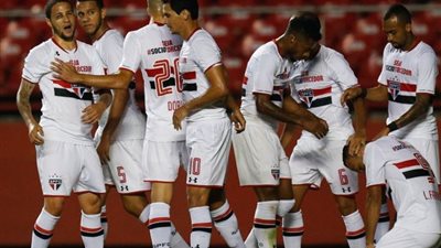 دورتموند يستهدف تعزيز خط وسط الفريق بلاعب ساوباولو