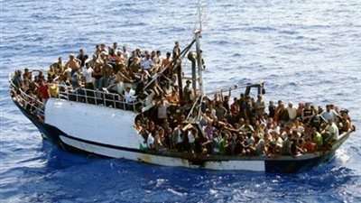 إيطاليا تنقذ 450 مهاجر وترفض استضافتهم 