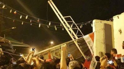 متظاهرون يقتحمون مبنى محافظة كربلاء في العراق