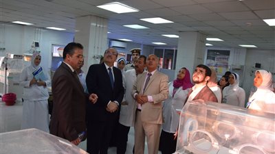 توقف لاحتراق لمبة.. محافظ بنى سويف يتابع تشغيل قسم حضانات مستشفى ناصر العام