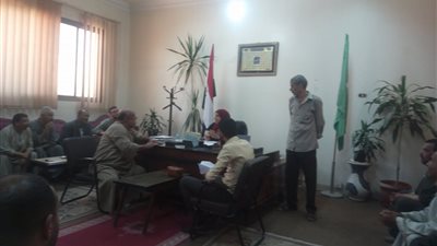 رئيس مركز الشهداء بالمنوفية تحل مشكلة مياه الري بالترع والمصارف