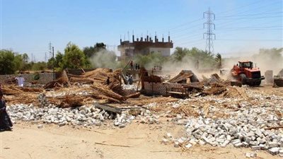 إزالة 11 حالة تعدِ علي أملاك الدولة في حملة مكبرة بـ سوهاج