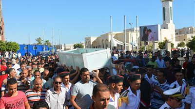 صور.. أهالي طور سيناء يشيعون جثمان رائد شرطة بحضور المحافظ