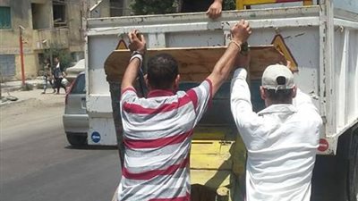 صور.. إزالة إشغالات الطرق في حملة صباحية بحي العجمي