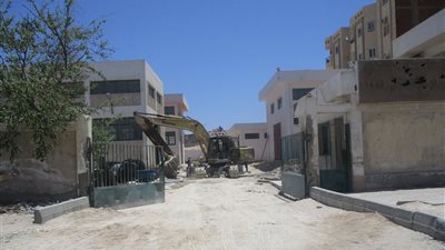 صور.. محافظ البحر الأحمر يوجه بسرعة الانتهاء من محطة الصرف الصحي بمنطقة ذهبية