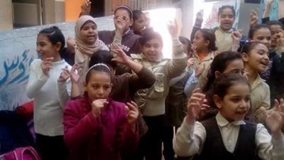 صور.. أولياء أمور مدرسة صيام بالمحلة يستغيثون بسبب عقار آيل للسقوط