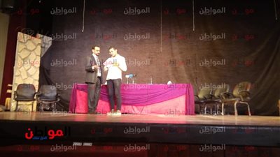 صور.. استعدادات المؤتمر الصحفى للعرض المسرحى 