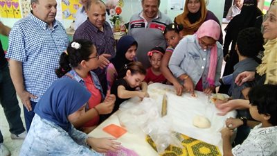 صور.. مدير تعليمية بلطيم يتفقد المعرض الفني للموهوبين بمدرسة صالح شرنوبى