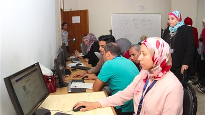 إقبال متوسط لطلاب المرحلة الأولى على معامل تنسيق جامعة عين شمس