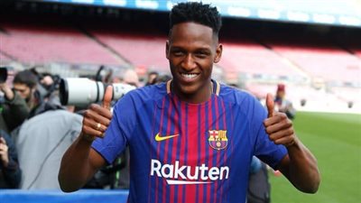 ليستر سيتي يدخل في سباق المنافسة على مدافع برشلونة