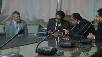 صور.. وزير التعليم العالي يُكرم طلبة هندسة حلوان