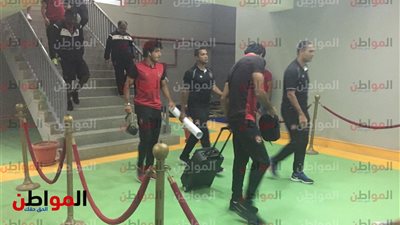 صور.. لاعبو الأهلي تصل برج العرب استعدادا لـ