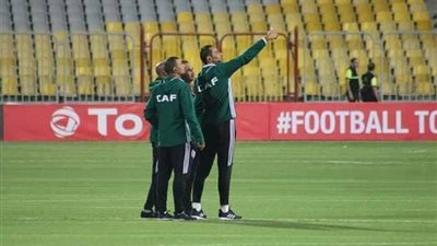 صور.. حكام مباراة الأهلي وتاونشيب يتفقدون ملعب برج العرب.. ويلتقطون 