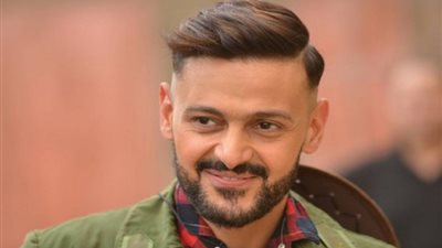 رامز جلال ينشر صورة له بجوار سيارته 