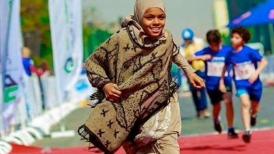 صور.. منحة تعليمية وكفالة شهرية لفتاة ماراثون مجدى يعقوب لاستكمال تعليمها