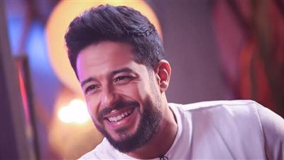 حماقي يشارك جمهوره صورة مع الساحر والصخرة
