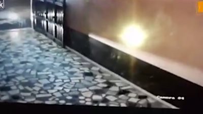 شاهد لحظة قتل ضابط شرطة لسارقين 