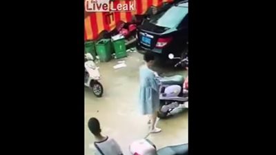 فيديو| حرامي يسرق فتاة بطريقة ذكية 