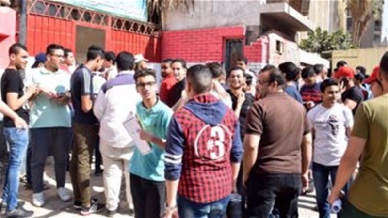 طلاب بعد أداء الامتحان
