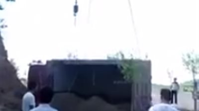 فيديو| عملية رفع شاحنة تنتهي بـ فشل غير طبيعي