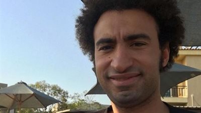 علي ربيع ينشر صورة على الشاطئ.. وجمهوره: فين أبوصلاح؟  