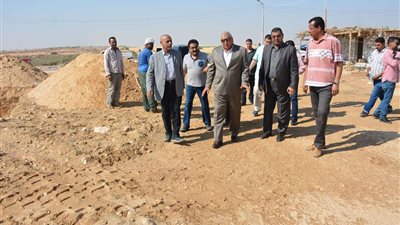 صور.. إنشاء موقف جديد لسيارات الأجرة بالطريق الدائري في الوادي الجديد