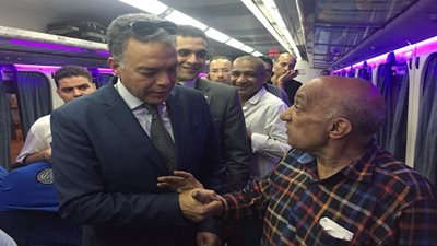 صور.. جولة تفقدية مفاجئة لوزير النقل بمحطة مصر 