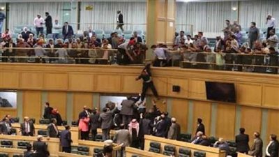 فيديو.. أردنى يلقي بنفسه من شرفة البرلمان أثناء جلسة منح الثقة لحكومة الرزاز