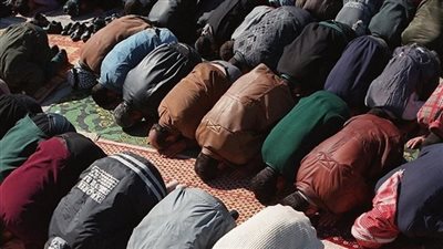 بدء توافد المواطنين على المساجد لأداء صلاة الجمعة 