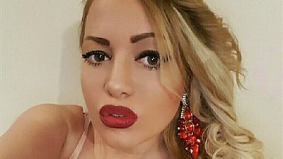 صور.. اقتراب يوم القيامة.. فتاة تأخذ سيلفي مع والدها الميت 