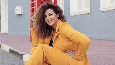 بالأبيض والأسود.. أحدث إطلالة لـ