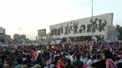 عاجل.. قوات الأمن العراقية تفرق المتظاهرين بالقوة في بغداد