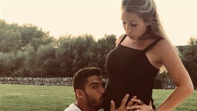 صور.. سواريز يستمتع بعطلته السنوية مع زوجته