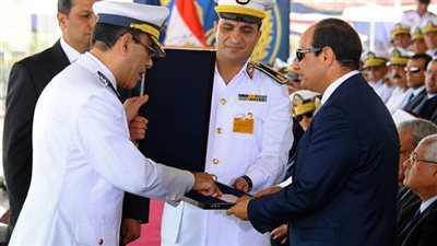 طلاب كلية الشرطة يؤدون اليمين خلف أيمن شريف بحضور الرئيس السيسي