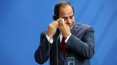 الرئيس السيسي يبكي متأثرًا بكلمة نجل أحد شهداء الشرطة