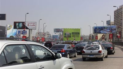 زحام مروري بسبب تعطل سيارة أعلى كوبري أكتوبر