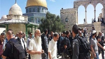 مئات الإسرائيليين يقتحمون الأقصى ويصلون بداخله   
