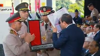 مدير الكلية الحربية يهدي كتاب الله إلى الرئيس السيسي