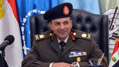 جمال أبو إسماعيل يهدي الرئيس السيسي كتاب الله في احتفالية تخريج طلاب الكليات العسكرية
