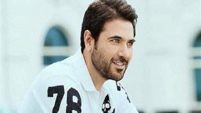 الفنان أحمد عز