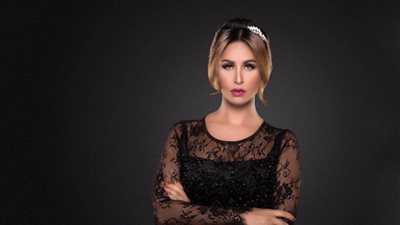 مي سليم تتجاهل طليقها وليد فواز وتغازل شقيقتها ميس حمدان 