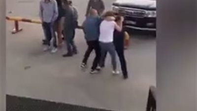 فيديو| مشاجرة عنيفه بين فتاة وشابين تحت شعار 
