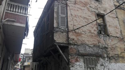 مركز الخارجة بالوادى الجديد يخلي عقارا آيلا للسقوط 