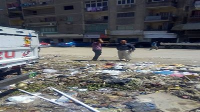صور.. ضبط سيارة تلقى مخلفات بالشوارع فى حي المطرية والتحفظ على قائدها
