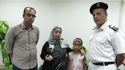 قوة أمنية تعثر على طفلة متغيبة بمحطة مترو العتبة وتردها لأهلها