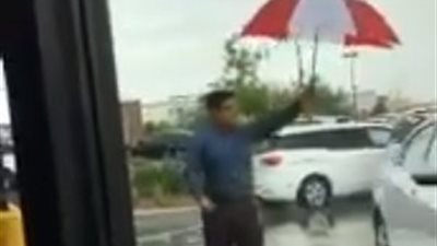 فيديو| موظف بمطعم للوجبات السريعة يحمي زبائنه من المطر ويشعل 